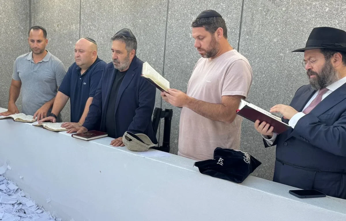 מנכ"ל משרד התחבורה בתפילה בציון הרבי מליובאוויטש מנכ"ל משרד התחבורה בתפילה בציון הרבי מליובאוויטש