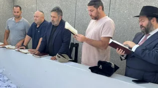 רגע מפתיע בניו יורק: מנכ"ל משרד התחבורה בביקור בציון הרבי מליובאוויטש בניו יורק