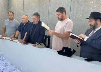 מנכ"ל משרד התחבורה בתפילה בציון הרבי מליובאוויטש מנכ"ל משרד התחבורה בתפילה בציון הרבי מליובאוויטש