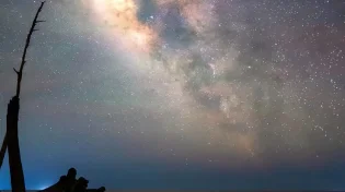 חוף הגולף ושביל החלב: כשהשמיים והים נפגשים, מתגלה נוכחות הבורא
