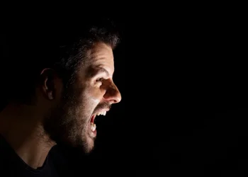 הרב אייל אונגר: כך תחיו לצד אדם שמרגיש מקופח ומטיח בכם עלילות שווא הרב אייל אונגר: כך תחיו לצד אדם שמרגיש מקופח ומטיח בכם עלילות שווא