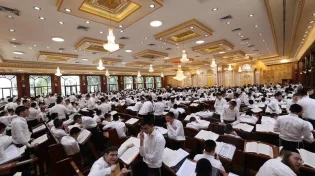 פתיחת זמן אלול בישיבת עטרת שלמה: מחזה מרגש מול ארון הקודש המפואר בעולם