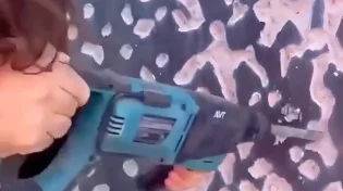 זה לא שיפוץ, זו יצירת מופת: האמן שמפסל עם פטיש קונגו