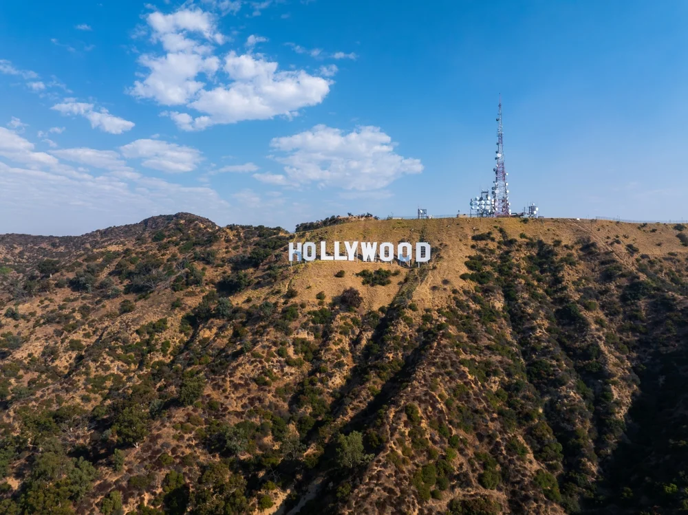 בציר של הוליווד-ירושלים: זה סיפורו של הספר שסיפר את כל המפורסמים בארה"ב בציר של הוליווד-ירושלים: זה סיפורו של הספר שסיפר את כל המפורסמים בארה"ב