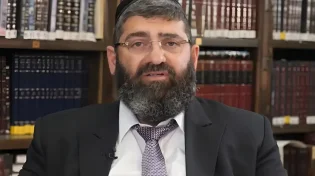 "אין לך מושג כמה פעמים הציל אותי הכפיים והריקודים": הרב עמרמי נפתח