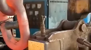 ברזל רותח, מכונות ענק: כך נראה פס הייצור של שרשרת עוגן לאונייה
