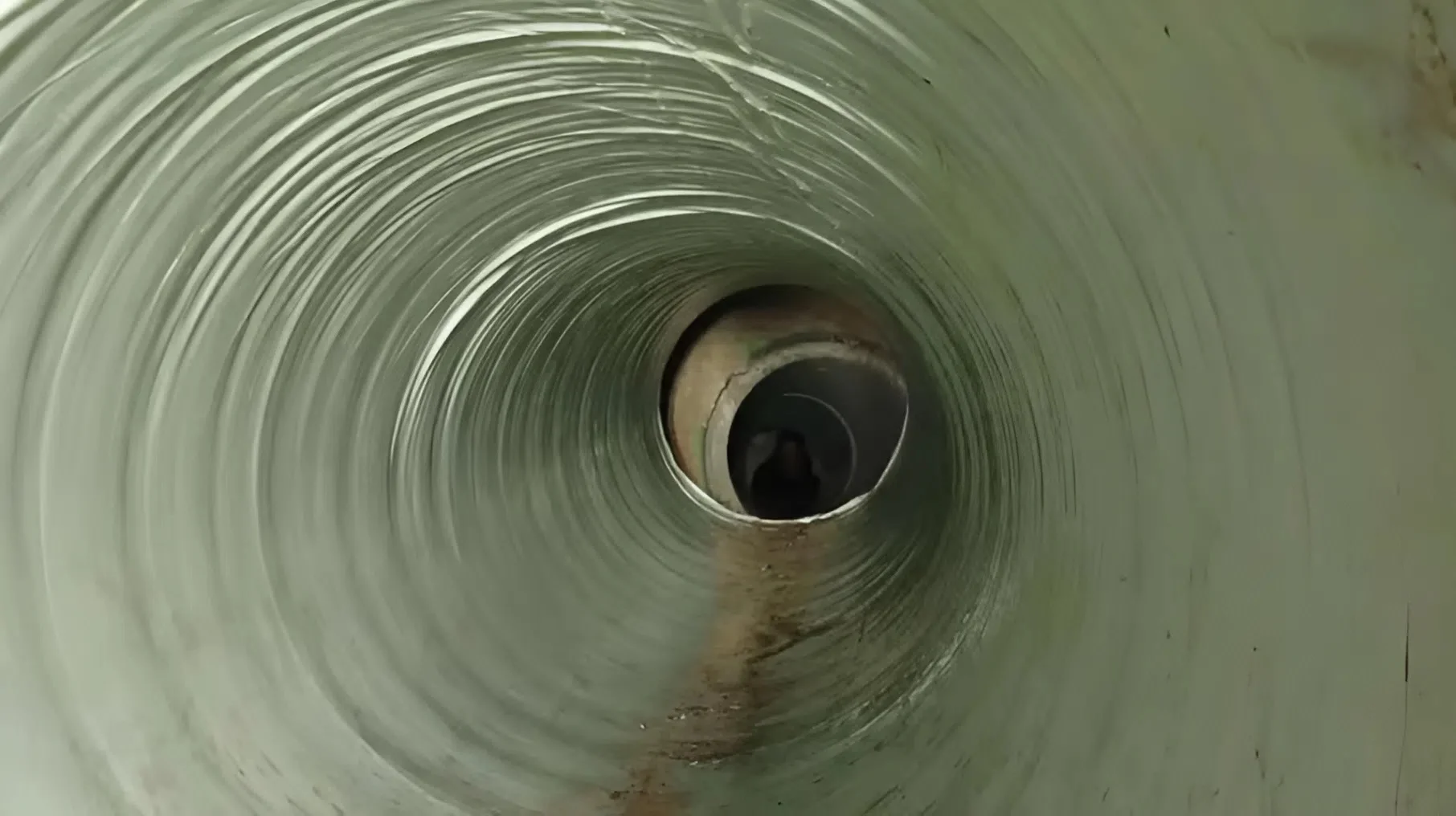 דרמה בשעת בוקר מוקדמת: נער בן 15 חולץ ממערכת ביוב תת-קרקעית בתל אביב