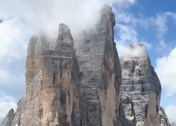 שלושה עמודים שצועקים לשמיים: מהדולומיטים אל מקומו של האדם בבריאה