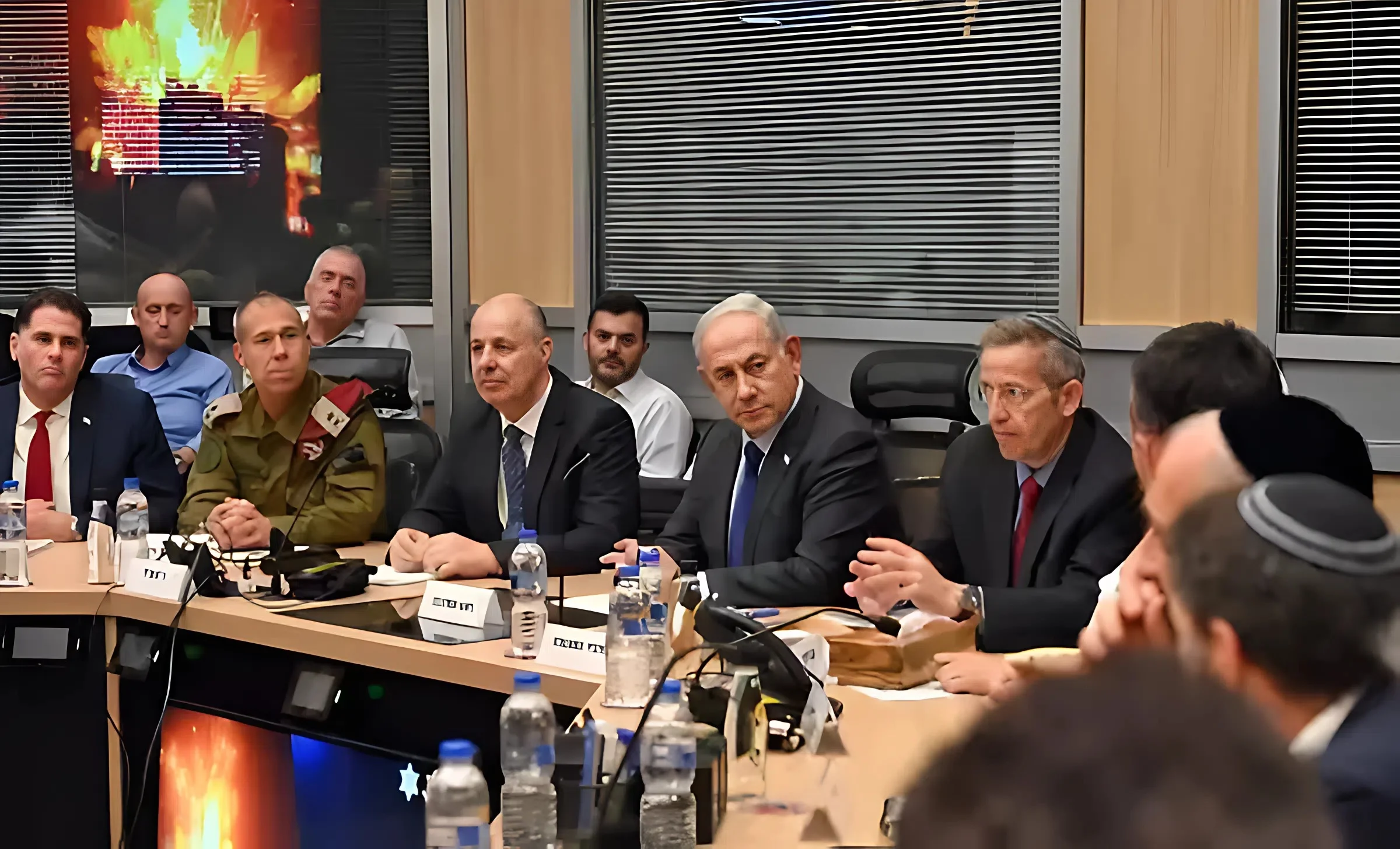 עושה כתבה על הדיון בקבינט עושה כתבה על הדיון בקבינט