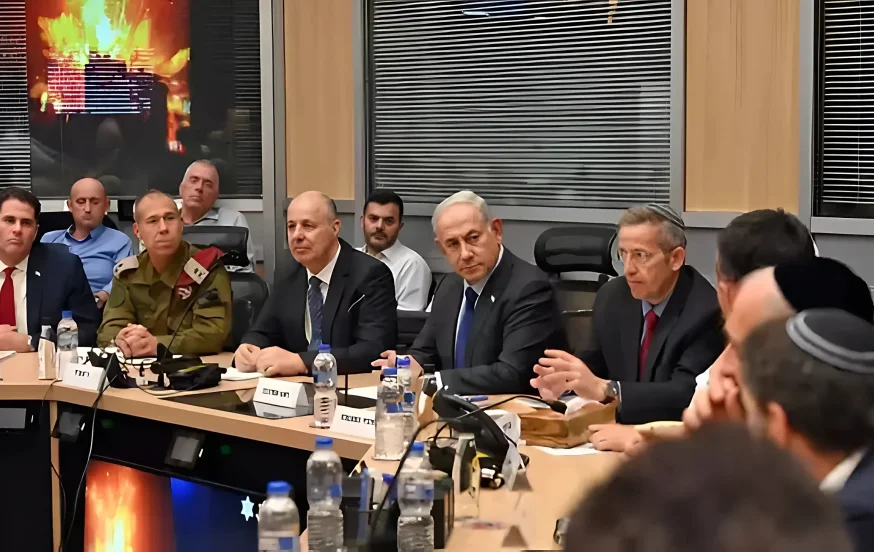 עושה כתבה על הדיון בקבינט
