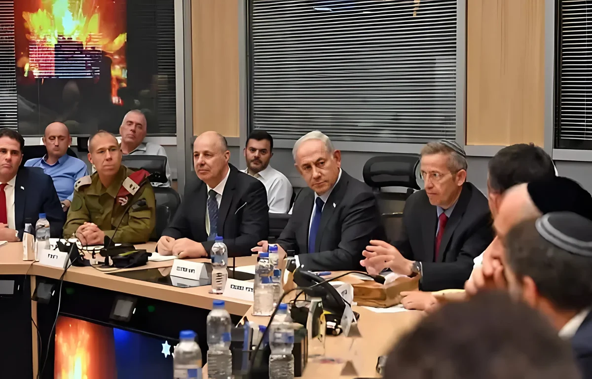 עושה כתבה על הדיון בקבינט