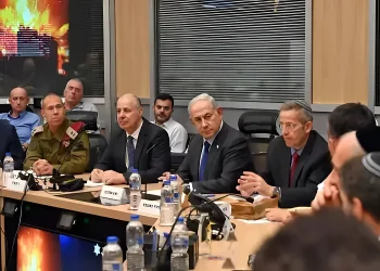 עושה כתבה על הדיון בקבינט