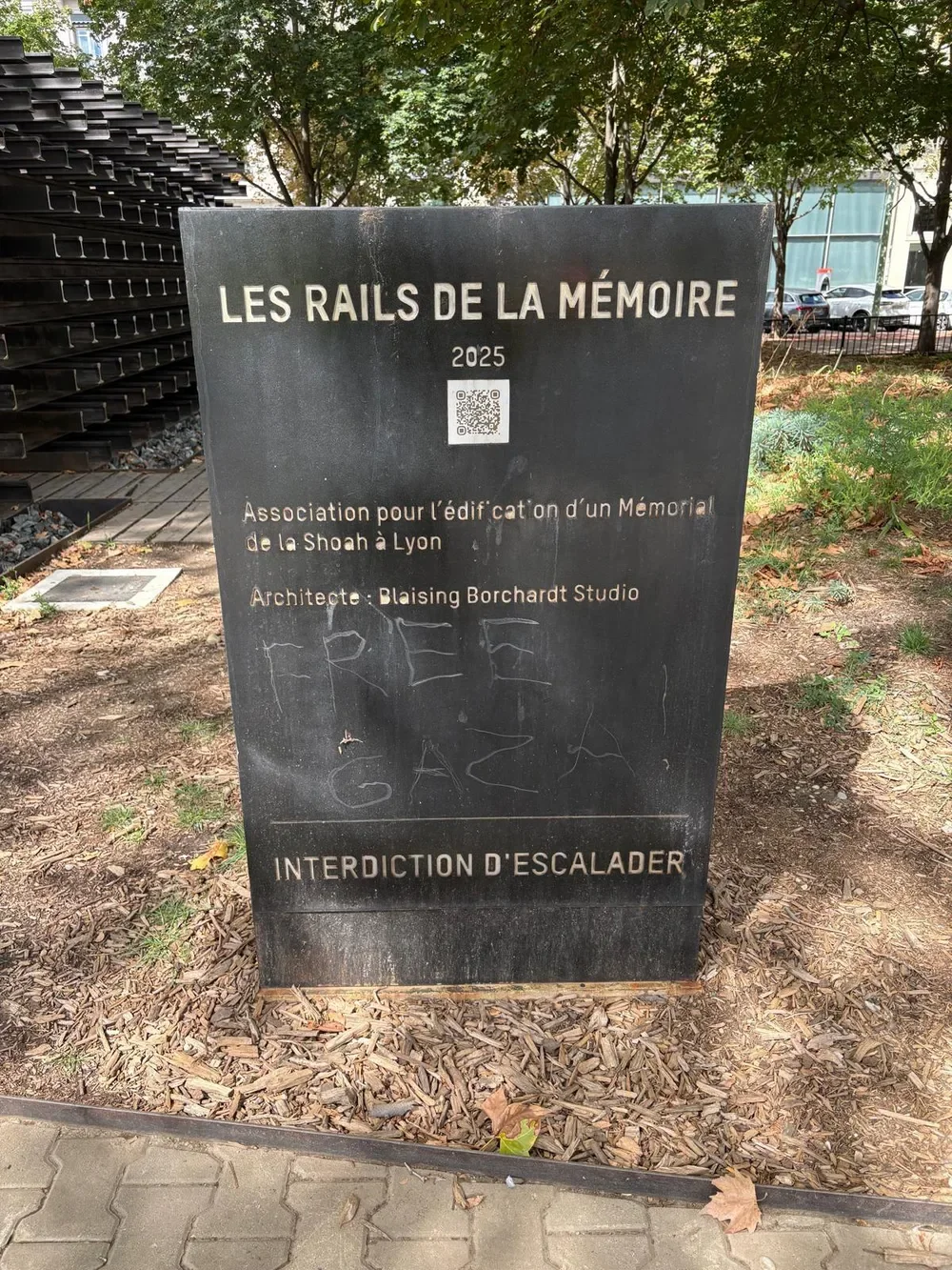 השחתת אנדרטת השואה בליון: "שחררו את עזה" נחרט על המצבה