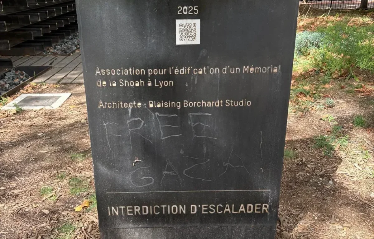 השחתת אנדרטת השואה בליון: "שחררו את עזה" נחרט על המצבה השחתת אנדרטת השואה בליון: "שחררו את עזה" נחרט על המצבה