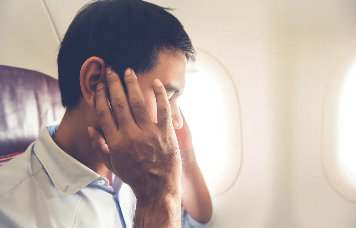 תקרית חמורה בטיסת דלתא: נוסעת טוענת לאובדן שמיעה ומגישה תביעה