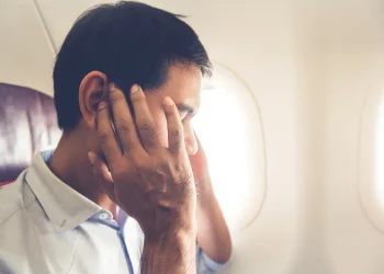 תקרית חמורה בטיסת דלתא: נוסעת טוענת לאובדן שמיעה ומגישה תביעה
