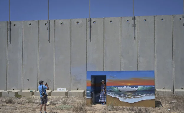 חומת הבטון בנחל עוז תוסר, בתים ראשונים בניר עוז נהרסים לצורך בנייה מחדש