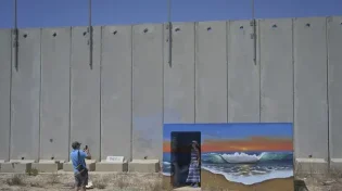 חומת הבטון בנחל עוז תוסר, בתים ראשונים בניר עוז נהרסים לצורך בנייה מחדש