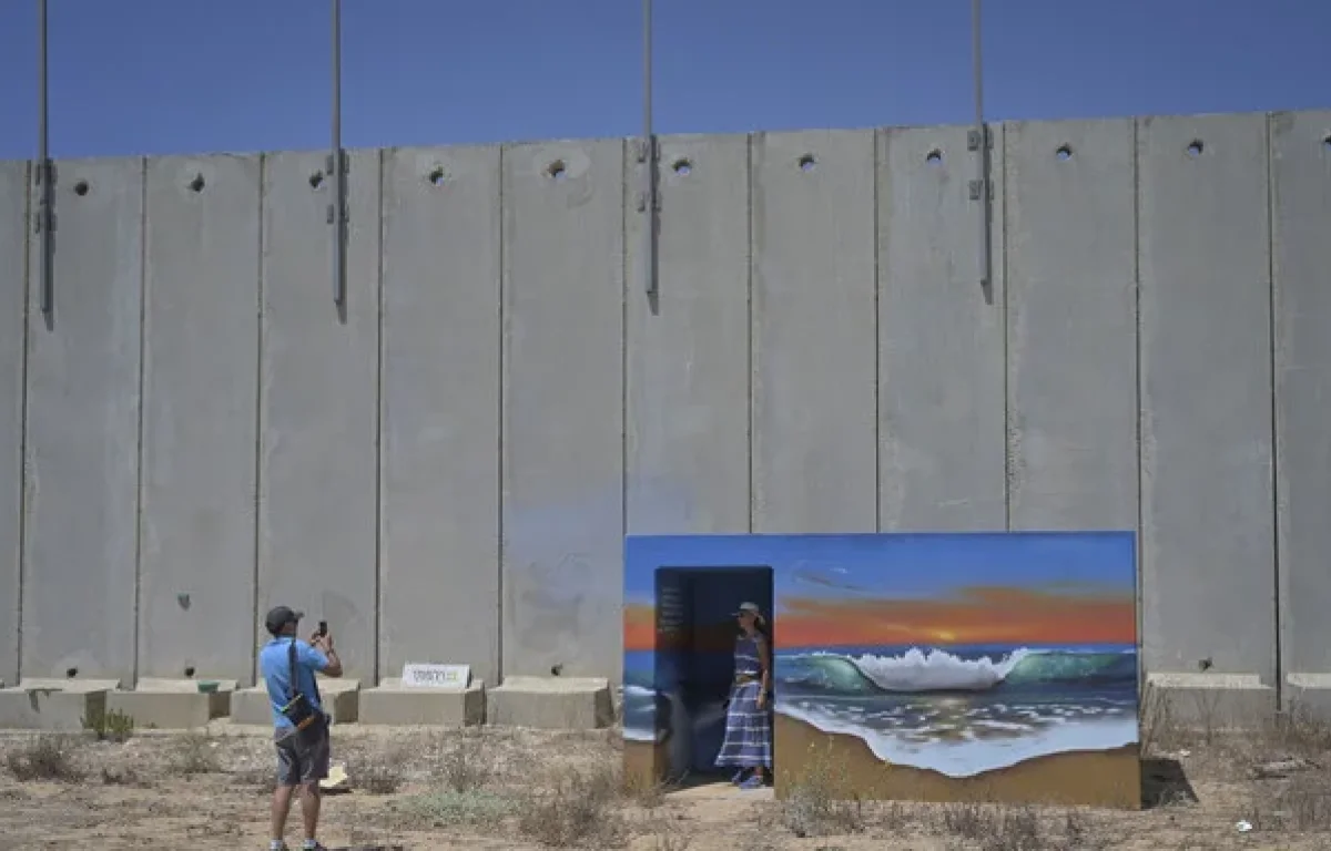 חומת הבטון בנחל עוז תוסר, בתים ראשונים בניר עוז נהרסים לצורך בנייה מחדש חומת הבטון בנחל עוז תוסר, בתים ראשונים בניר עוז נהרסים לצורך בנייה מחדש