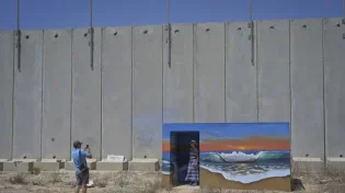 חומת הבטון בנחל עוז תוסר, בתים ראשונים בניר עוז נהרסים לצורך בנייה מחדש