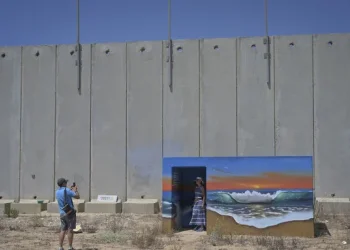 חומת הבטון בנחל עוז תוסר, בתים ראשונים בניר עוז נהרסים לצורך בנייה מחדש חומת הבטון בנחל עוז תוסר, בתים ראשונים בניר עוז נהרסים לצורך בנייה מחדש