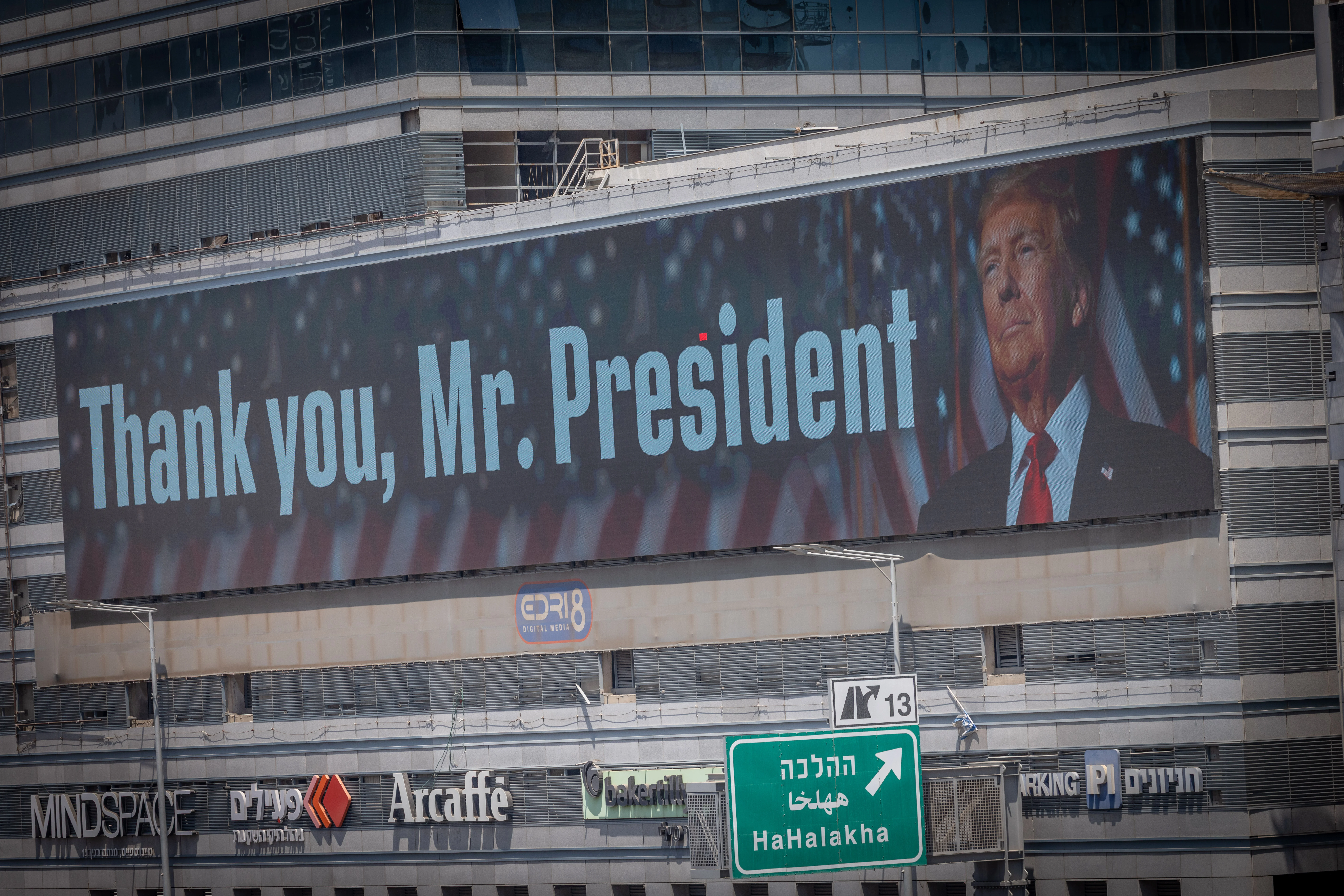 בישראל מברכים על ההחלטה: טראמפ עצר את מתן הויזות לבעלי דרכון פלסטיני