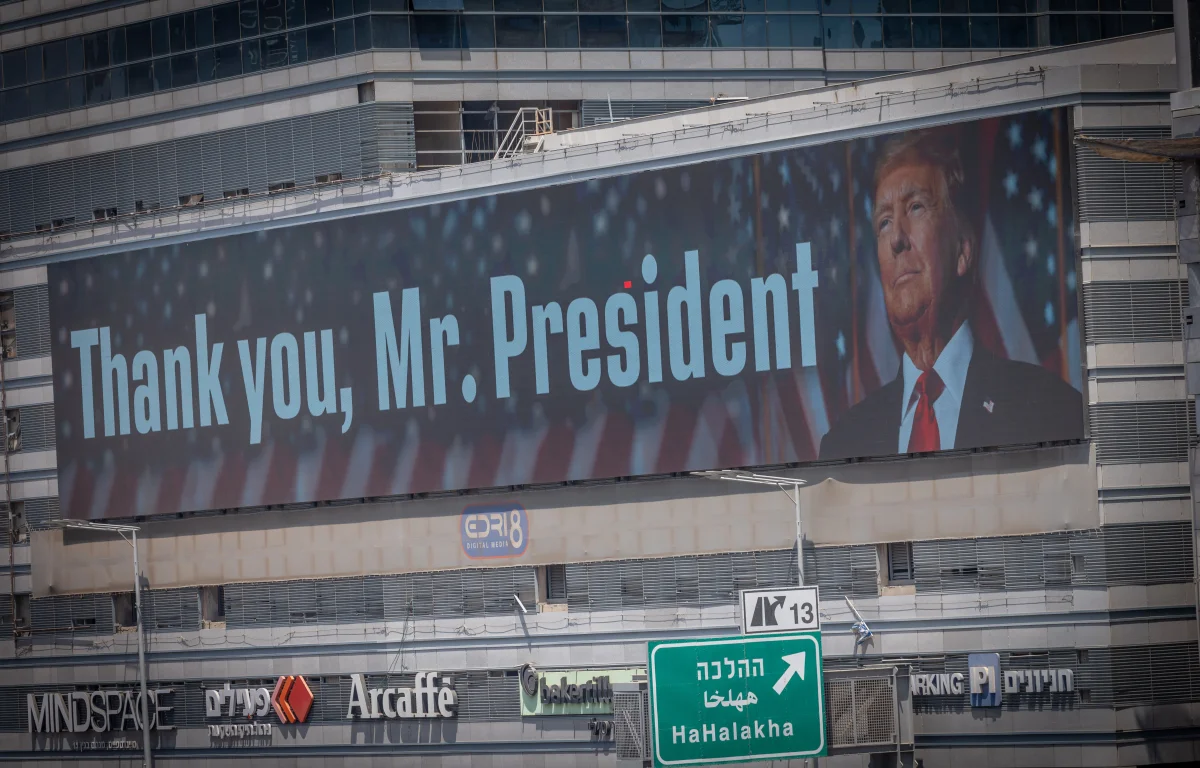 בישראל מברכים על ההחלטה: טראמפ עצר את מתן הויזות לבעלי דרכון פלסטיני בישראל מברכים על ההחלטה: טראמפ עצר את מתן הויזות לבעלי דרכון פלסטיני