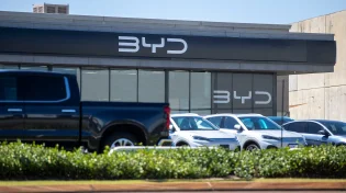 מהפך בשוק הרכב החשמלי: רווחי BYD נחתכו ב־30% - מניית החברה צנחה
