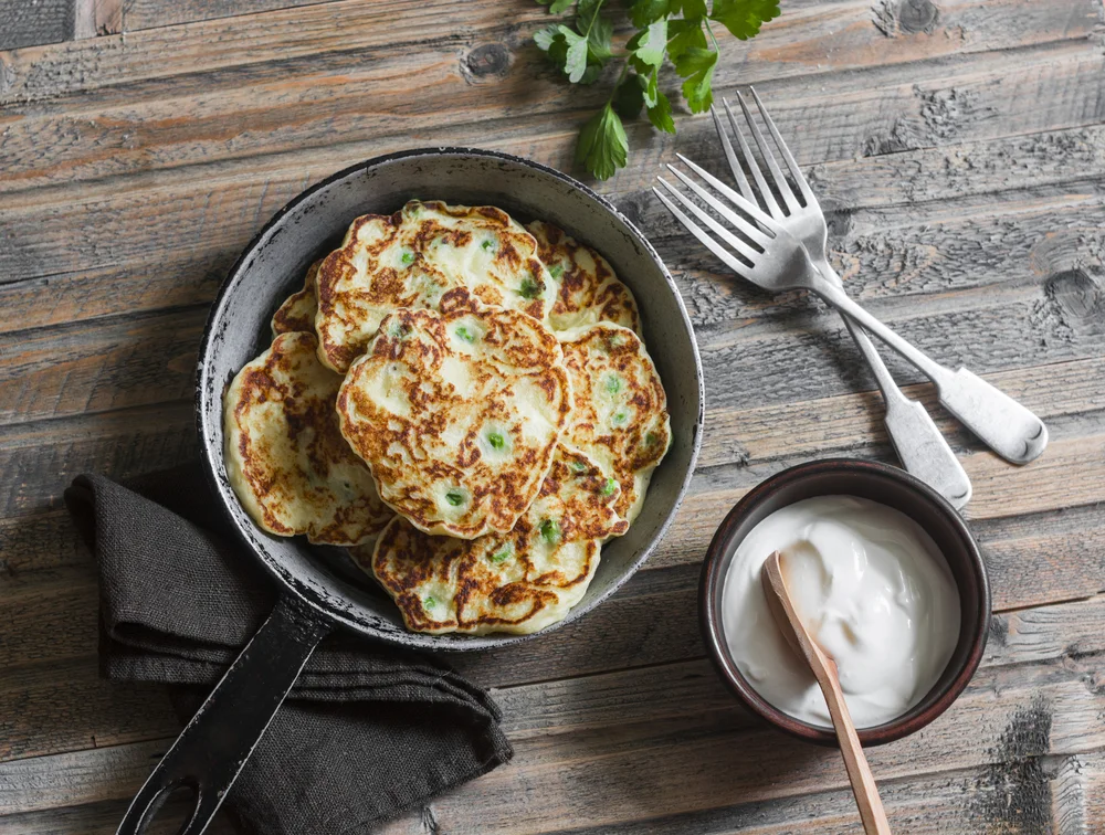 לביבות כרישה זהובות: הקלאסיקה הביתית שכל אחד חייב להכיר לביבות כרישה זהובות: הקלאסיקה הביתית שכל אחד חייב להכיר