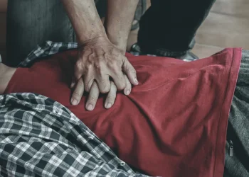 דום לב במסדרון והחיים שניצלו בנס רפואי: ההחייאה הדרמטית במרפאת כללית כרמיאל