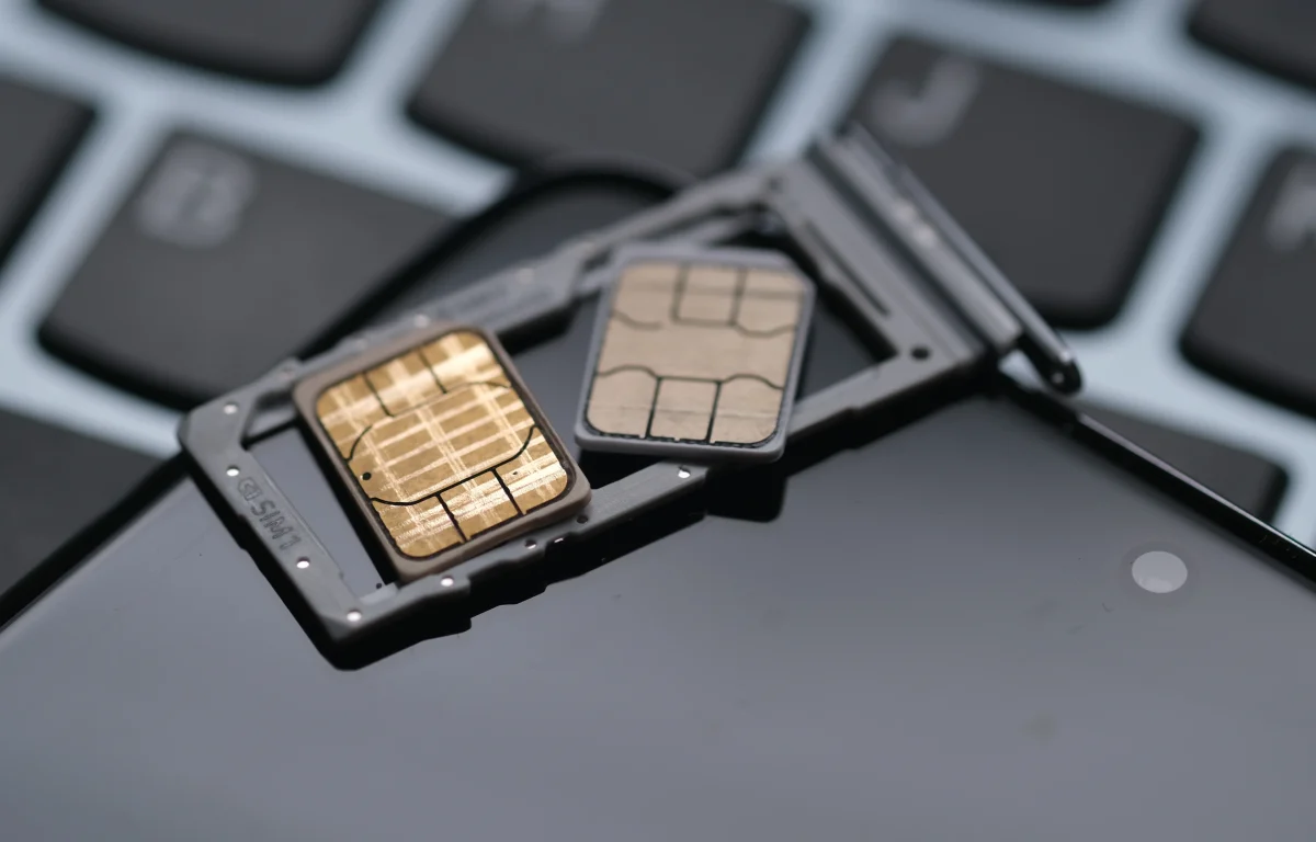 אפל נפרדת מהסים: