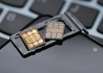 אפל נפרדת מהסים: