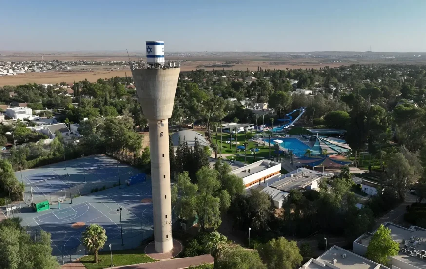 עומר בסערה: מכירת בית לאיש עסקים בשם הנייה עוררה גל מחאה עומר בסערה: מכירת בית לאיש עסקים בשם הנייה עוררה גל מחאה