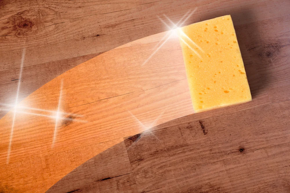 מאות אלפי צפיות: הפתרון הגאוני שמחזיר ברק לרהיטי עץ ישנים