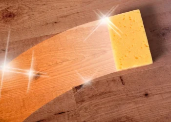 מאות אלפי צפיות: הפתרון הגאוני שמחזיר ברק לרהיטי עץ ישנים