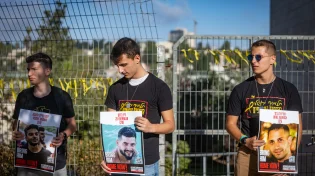 הפגנות סוערות בירושלים: פחים הוצתו, רכב נשרף ומפגינים הדליקו רימון עשן