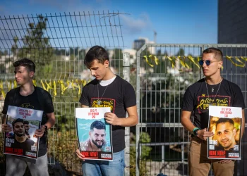 הפגנות סוערות בירושלים: פחים הוצתו, רכב נשרף ומפגינים הדליקו רימון עשן