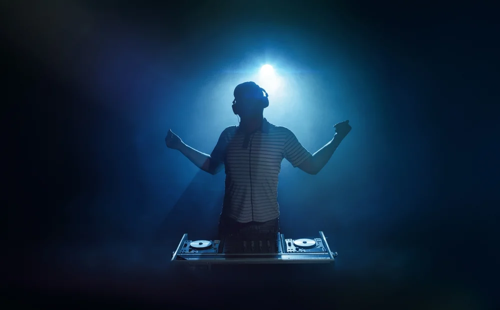 דיג'יי שמרקיד מעורב - העוונות הם עליו: קרע את החוזה בשווי מיליונים