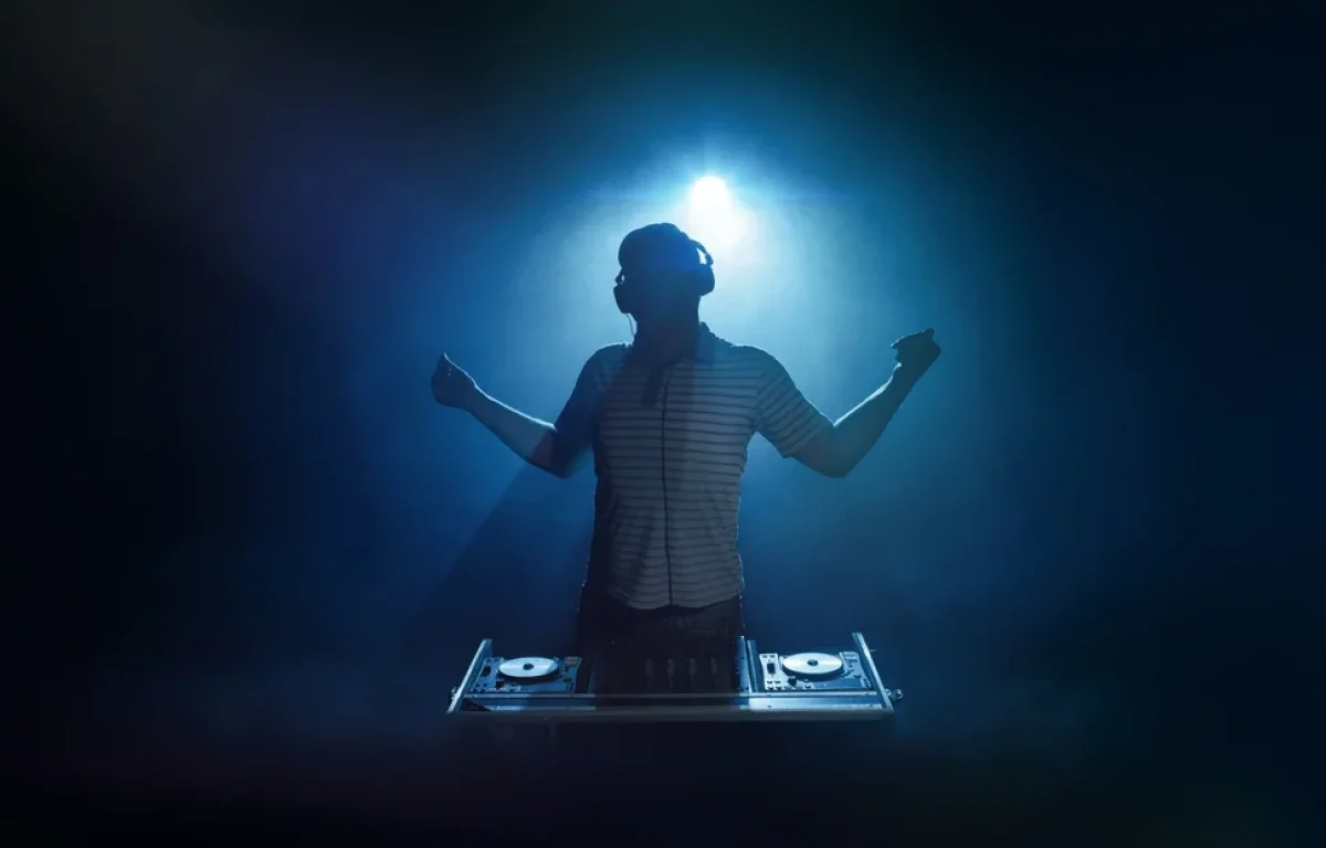 דיג'יי שמרקיד מעורב - העוונות הם עליו: קרע את החוזה בשווי מיליונים