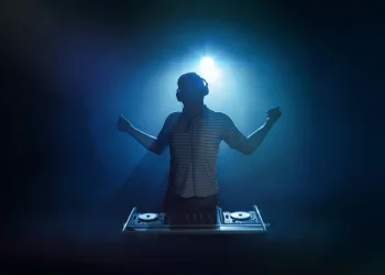 דיג'יי שמרקיד מעורב - העוונות הם עליו: קרע את החוזה בשווי מיליונים