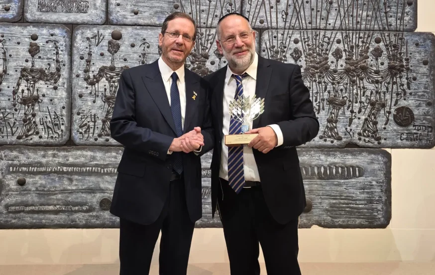 נשיא המדינה בהענקת 'אות הנשיא' לרב שלמה רענן נשיא המדינה בהענקת 'אות הנשיא' לרב שלמה רענן
