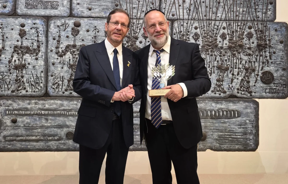 נשיא המדינה בהענקת 'אות הנשיא' לרב שלמה רענן