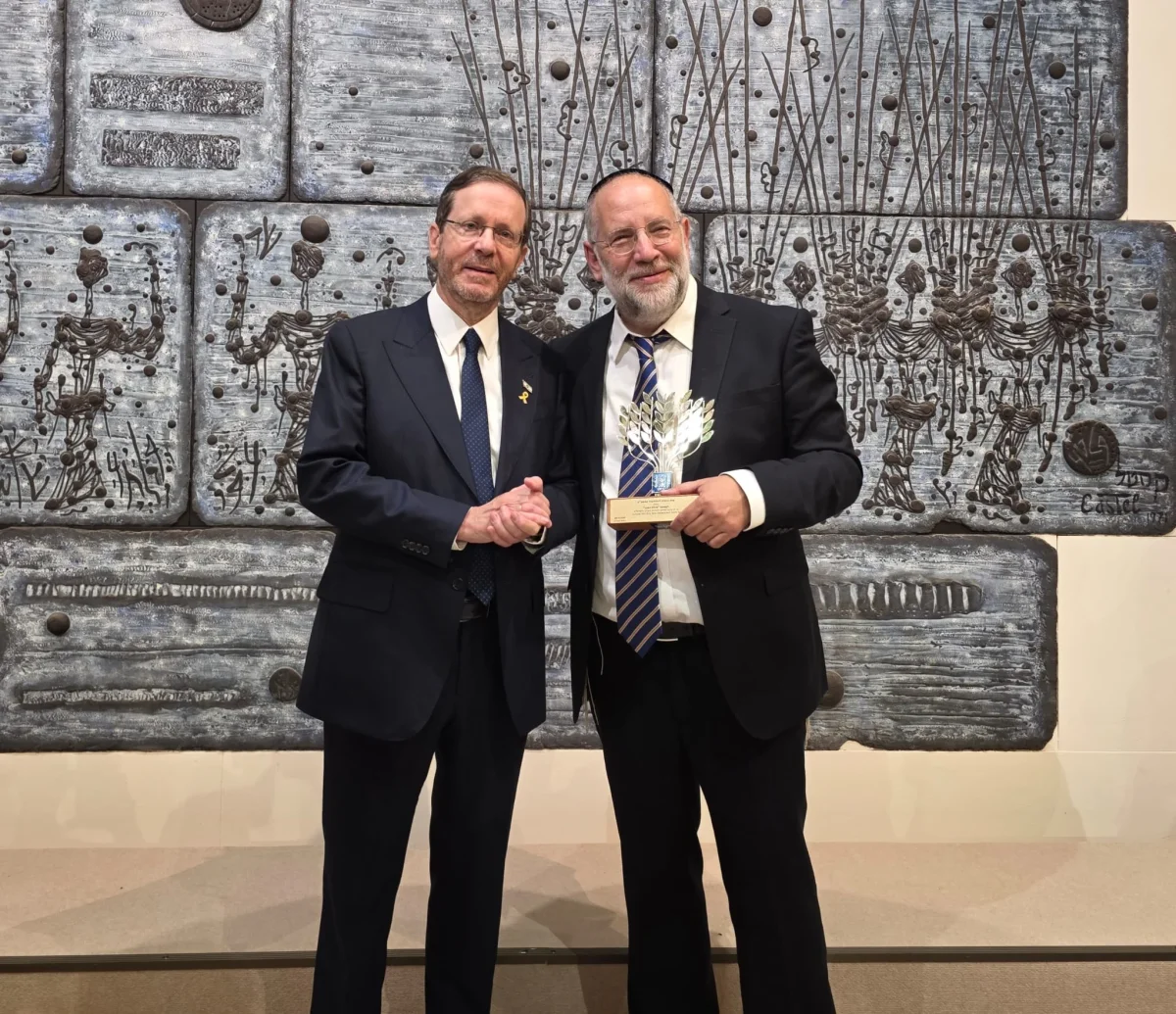 נשיא המדינה בהענקת 'אות הנשיא' לרב שלמה רענן נשיא המדינה בהענקת 'אות הנשיא' לרב שלמה רענן