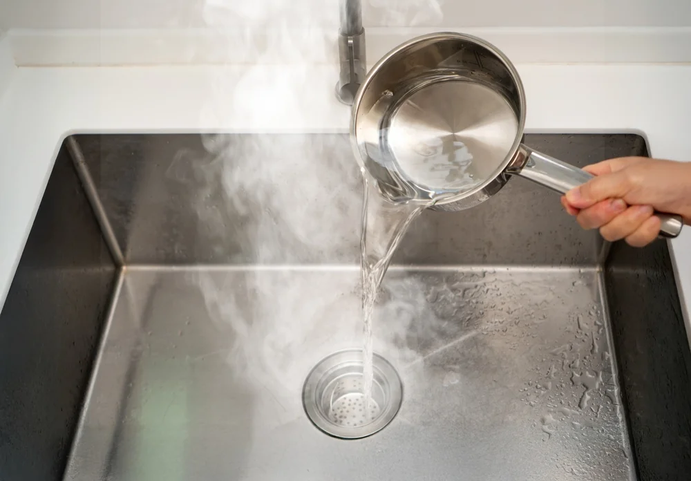 רגע לפני שאתם מרוקנים את הסיר: זו הסיבה לא לשפוך מים רותחים לכיור רגע לפני שאתם מרוקנים את הסיר: זו הסיבה לא לשפוך מים רותחים לכיור