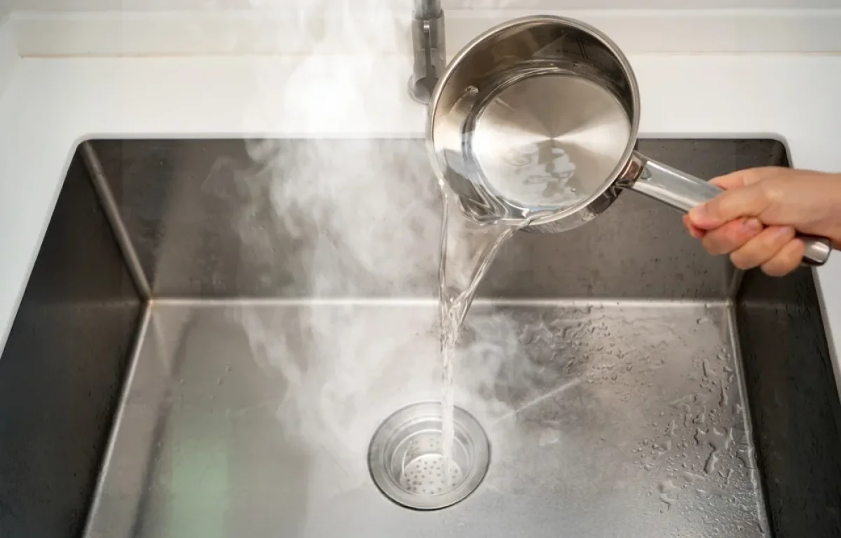 רגע לפני שאתם מרוקנים את הסיר: זו הסיבה לא לשפוך מים רותחים לכיור