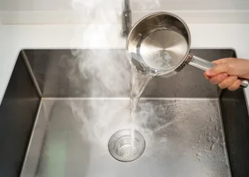 רגע לפני שאתם מרוקנים את הסיר: זו הסיבה לא לשפוך מים רותחים לכיור