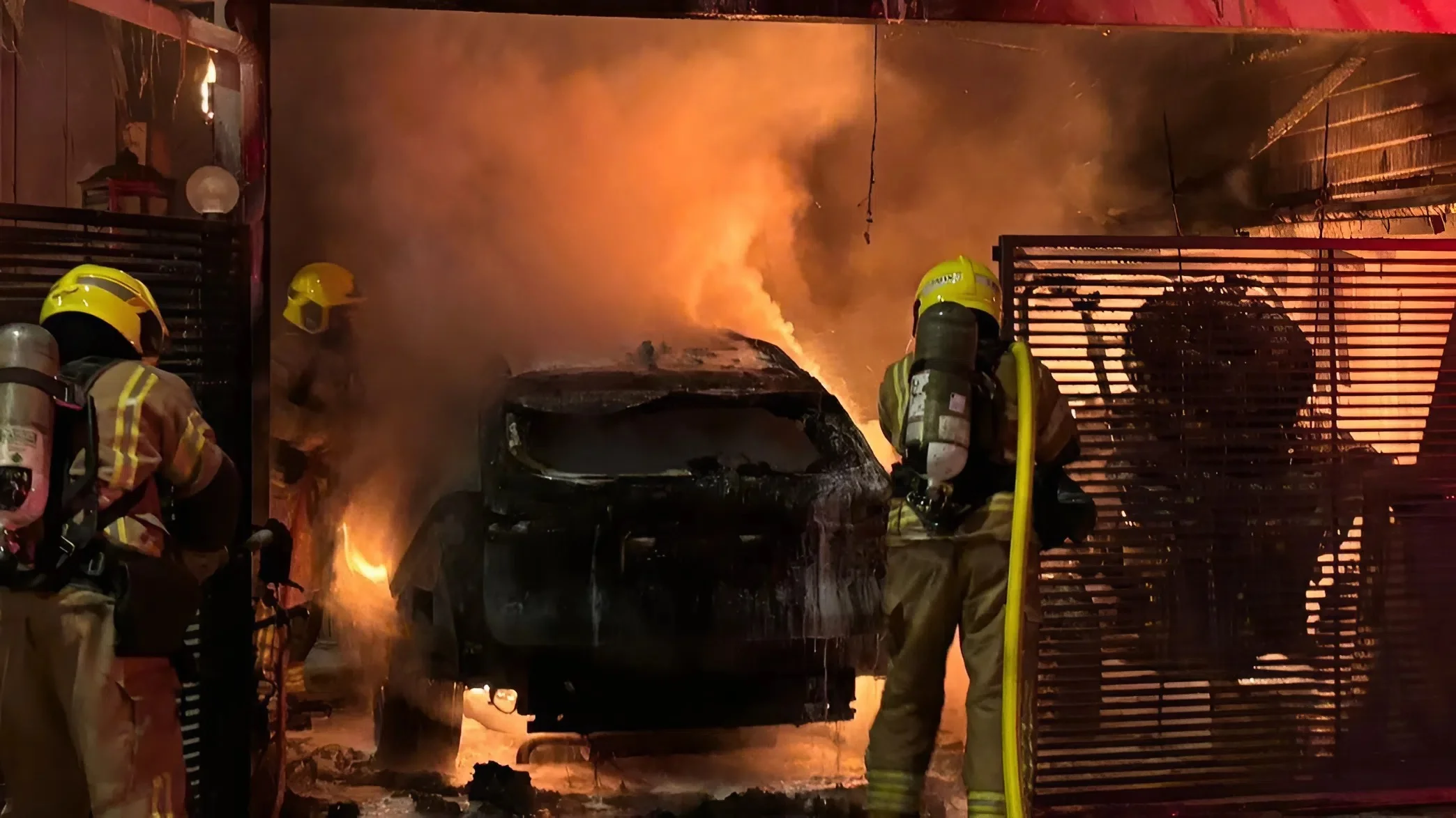 חדרה רועדת: רימון נזרק לעבר בית מגורים, המשפחה ישנה בפנים, רכבים עלו באש