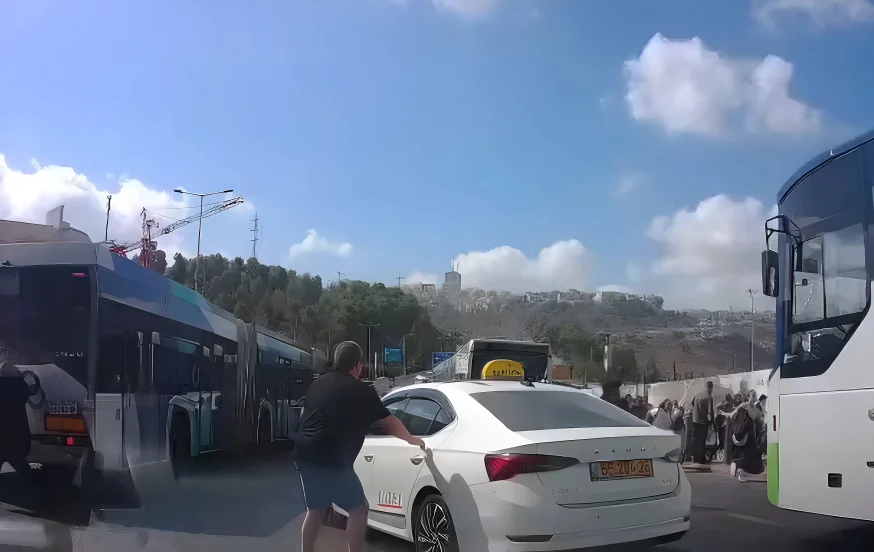 יגאל מחלץ את הנוסעת