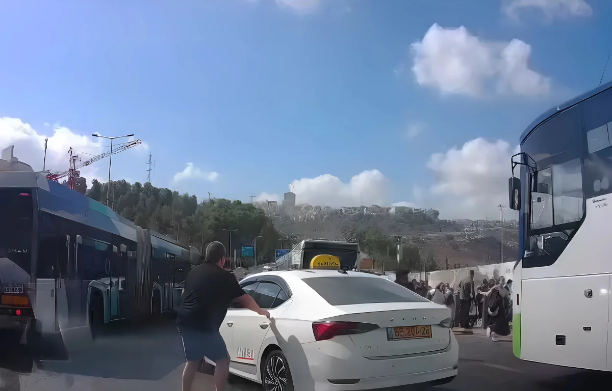 יגאל מחלץ את הנוסעת