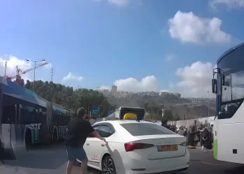 יגאל מחלץ את הנוסעת